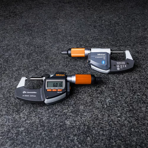 Digitális mikrométer U-WAVE Bluetooth készletben 0-25/0,001mm. Mikrométer Quantumike IP65 (293-140-40), adó (264-626) és csatlakozó egység (02AZF960) Mitutoyo 293-140-40-BT