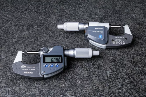 Digitális mikrométer U-WAVE Bluetooth készletben 0-25/0,001mm. Mikrométer IP65 (293-234-30), adó (264-626) és csatlakozó egység (02AZF310) Mitutoyo 293-234-30-BT